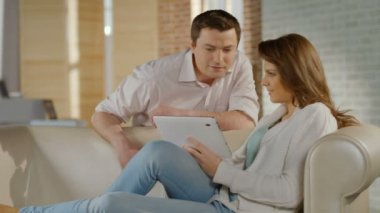 Sadece evli çift düğün fotoğrafları, aşk ile sarılma ile ilgilenen