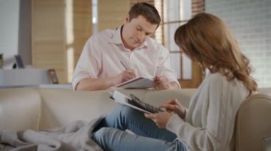 Ciddi genç çiftin aile bütçe maliyeti hesaplama, planlama