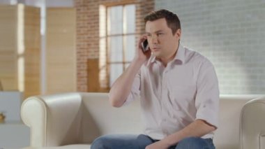 Evde telefon tartışırken iş sorunlarını genç adam