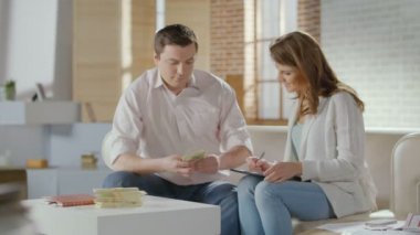 Kocası para, söylüyorum karısı iyi haber, zengin aile sayma