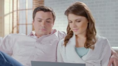 Çift kanepede oturan, sohbet, online mağazasında öğeleri seçme