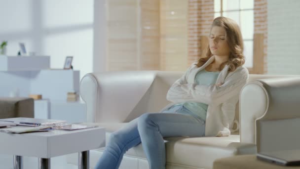 Smutna kobieta myśli o problemach, rozwód, patrząc wyczerpany — Wideo stockowe