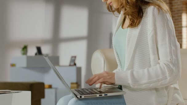 Jovem mulher trabalhando, digitando rapidamente no laptop, negócio de inicialização — Vídeo de Stock