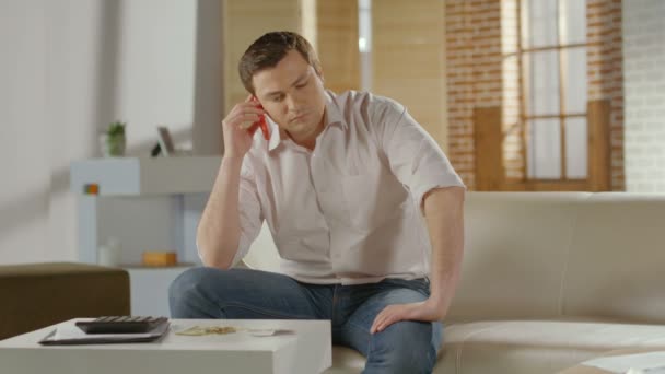 Homme recevant un appel téléphonique sérieux à la maison, de mauvaises nouvelles, problème — Video