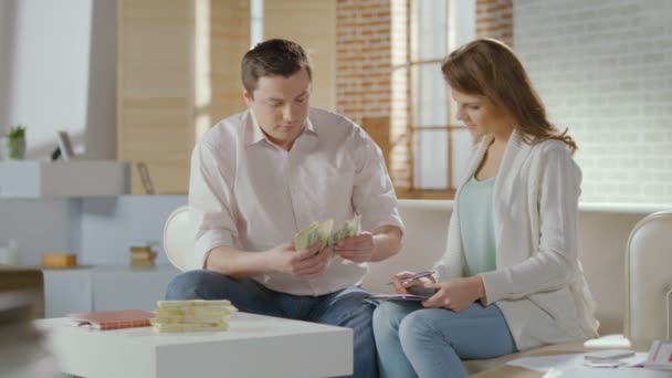 Kazanılan para, kucaklama mutlu karı koca çok şanslı bir genç adam — Stok video