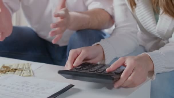 Mãos fechadas com calculadora, marido esposa plano orçamento familiar — Vídeo de Stock