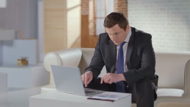 中年の男性ビジネスマン、高価なオフィスのラップトップに取り組んで — ストック動画