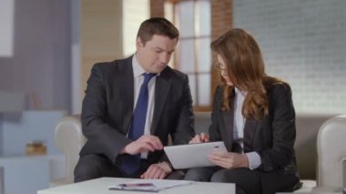 Müşteri, iş sunumu tablet konuşurken Satış Müdürü