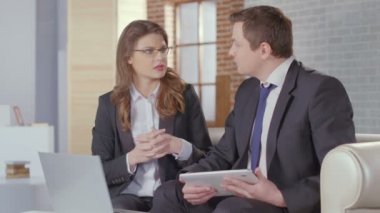 Erkek ve kadın iş ortakları anlaşma, el sallamak