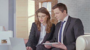 Kadın Sekreter patron için iş toplantısı slowmo rapor gösterme