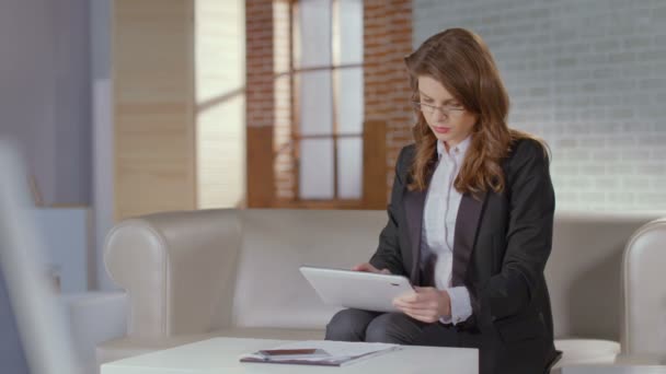 Mujer de negocios bastante usando tableta sonriendo a cam. En línea citas — Vídeo de stock