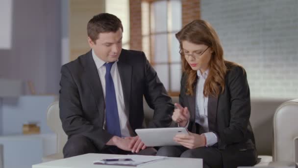 Female employee showing financial charts, presentation to boss — Stock Video