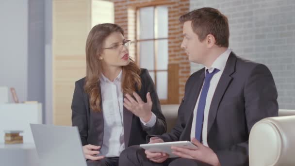男性と女性のビジネス パートナーは、手を振って完了の契約 — ストック動画