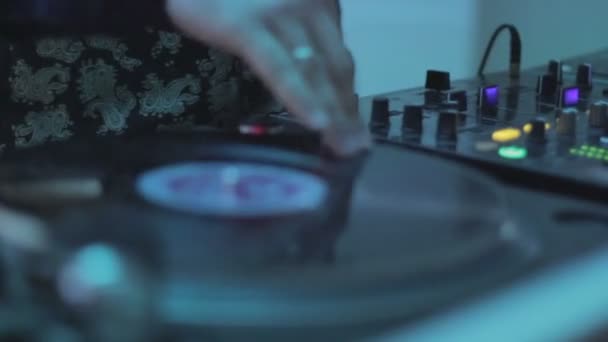 Deejay hand scratching, spinning platter, playing, mixing melody — Stock Video