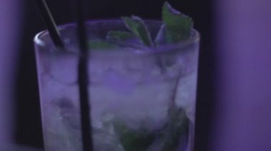 Mojito bardak, ferahlatıcı kokteyl, kireç, nane, buz, susuz