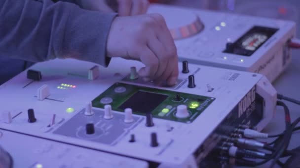Macho DJ tocando música en equipos de sonido, cubierta, tocadiscos, club — Vídeo de stock