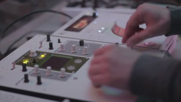 Mains masculines mélangeant sons, commandes de virage, DJ deck professionnel — Video