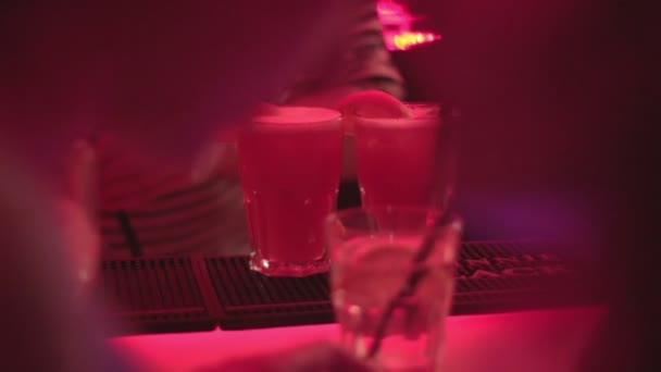 Barman preparing, serving drinks, cocktails, pub, bar atmosphere — ストック動画