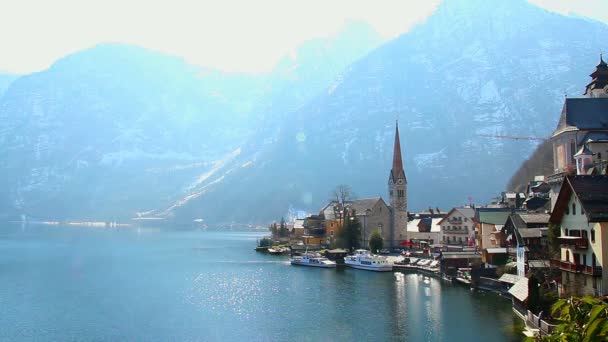 Nádherné místo v rakouských Alpách, Hallstatt vesnice u jezera — Stock video