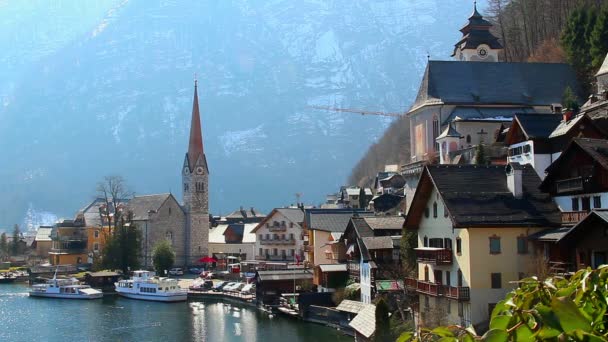 Mooi bergdorp in Oostenrijkse Alpen, fantastisch huis van droom — Stockvideo