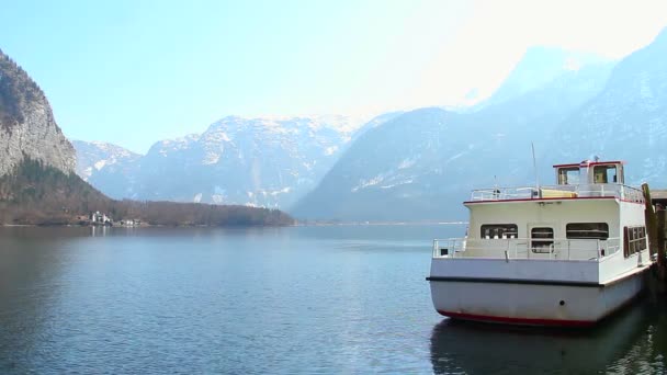 Fähre für Touristentransporte, kleines Schiff am Bergsee — Stockvideo