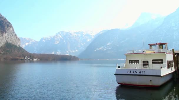Hallstatt ferry para el transporte turístico a través de lago de montaña — Vídeo de stock