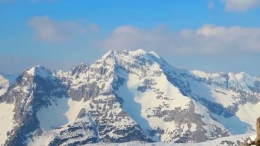 Karlı dağ sırtı panoraması, Avusturya Alpleri'nde parlak mavi gökyüzü
