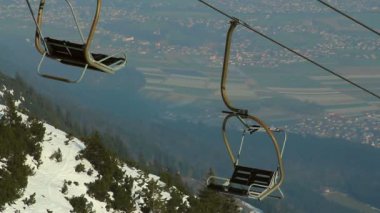 Terk edilmiş kablo yolu, kayak merkezinde sezon dışı, turizm krizi