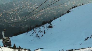 Modern teleferik kayak çalıştırmak için turist kaldırma, dağ tesisi