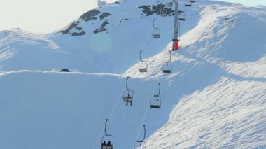 Popüler tesiste insanları kayak pistine ve kayak pistine taşımanın kablosu