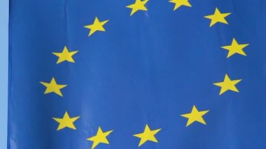 Brüksel 'deki zirve toplantısında AB ve Avrupa Birliği bayrağı dalgalanıyor
