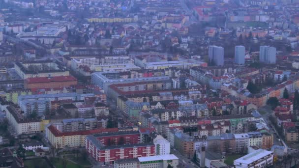 Ilmasuojaus iltaisin megalopolis, intensiivinen liikenneaika raukeaa — kuvapankkivideo