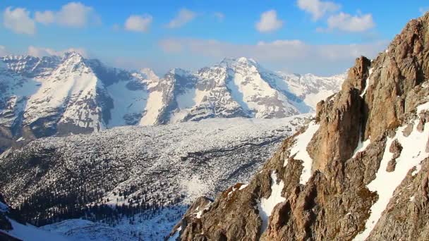 Ευρύ πανόραμα του μεγάλου χιονισμένο βραχώδες βουνό κορυφογραμμή, Αυστριακές Άλπεις — Αρχείο Βίντεο