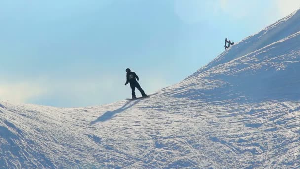 Chicos montando snowboards en montañas alpinas, deporte extremo — Vídeo de stock