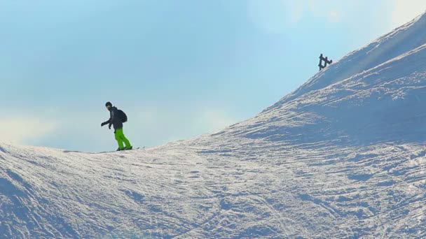 Man skiing in snowy mountains, riding down slope, extreme sports — Stock Video