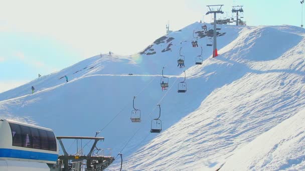 Maneira de cabo movendo turistas, esquiadores para baixo montanha nevada em Alpes — Vídeo de Stock