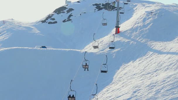 Kabelbaan bewegende mensen van en naar het skiën in het populaire resort — Stockvideo