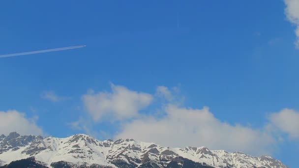 Avión volando en el cielo azul antes del accidente, informe de noticias de vídeo — Vídeo de stock