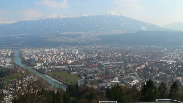 Vue aérienne de la grande ville, rivière, Alpes autrichiennes, crête de montagne — Video