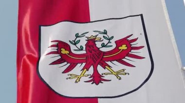 Rüzgarda sallanan Tirol arması ile Bayrak, Avusturya devlet