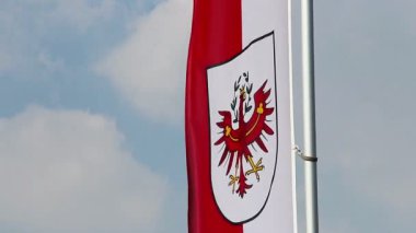 Tirol arması ile bayrak, popüler Avusturya turizm merkezi