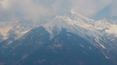 Karlı dağ zirveleri üzerinde bulutların timelapse, Avusturya Alpleri