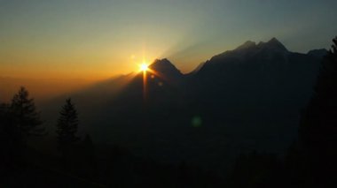 İnanılmaz gün batımı, güneş yavaş yavaş dağ zaman atlamalı arkasında saklanıyor