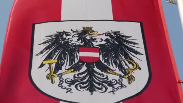 Bandera austriaca con emblema nacional, símbolo ondeando lentamente en el viento — Vídeos de Stock