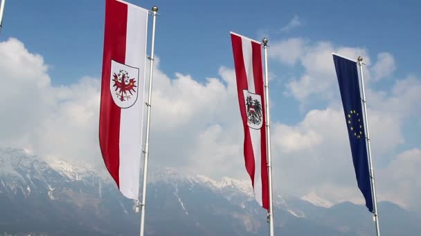 EU, Ausztria, Tirol zászlók hullám, népszerű európai hegyi üdülőhely — Stock videók