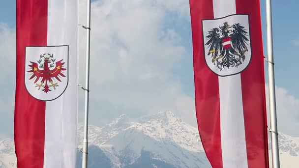 Tirol, Österreich-Fahnen wehen, majestätische schneebedeckte Alpen im Hintergrund — Stockvideo