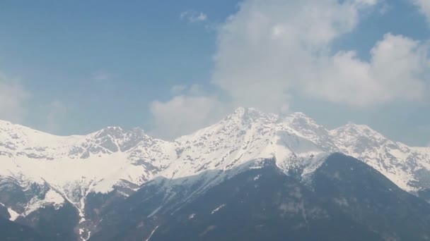 Nordkette gama de montanhas, bandeiras onda no centro de treinamento olímpico — Vídeo de Stock