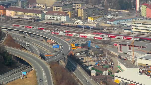 Zaman atlamalı, üst geçit, demiryolu üzerinde yoğun trafik havadan görünümü — Stok video