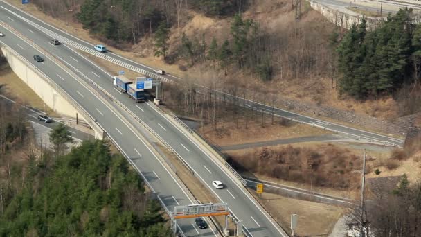 Intensiver Verkehr auf der Autobahn, viele Autos, Lastwagen auf der Straße — Stockvideo