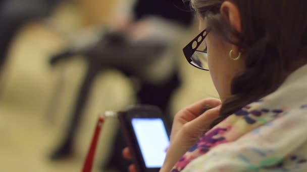 Mujer joven navegando páginas web, navegar por Internet en el teléfono inteligente — Vídeo de stock